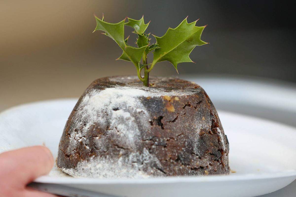 Auch die Mitarbeiter des Palastes bekommen Geschenke, ebenso wie einen Christmas Pudding, insgesamt verschenkt die Queen etwa 1500 an der Zahl. Diese Tradition führte König George IV ein.