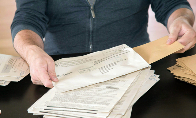 Bei einigen Wahlkarten gibt es Probleme mit dem Klebestreifen.