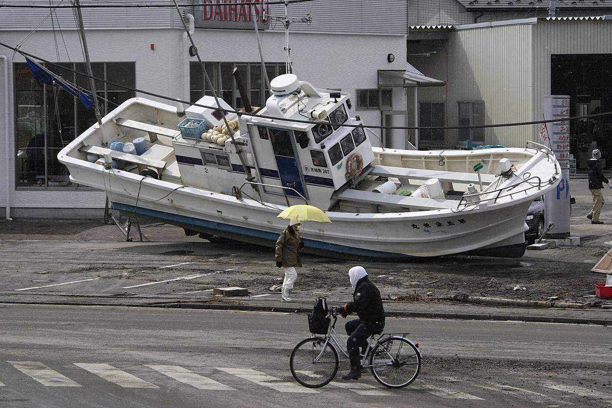 Donnerstag (17. März): Zahlreiche Fischerboote, wie dieses in Sendai, wurden ins Landesinnere gespült.