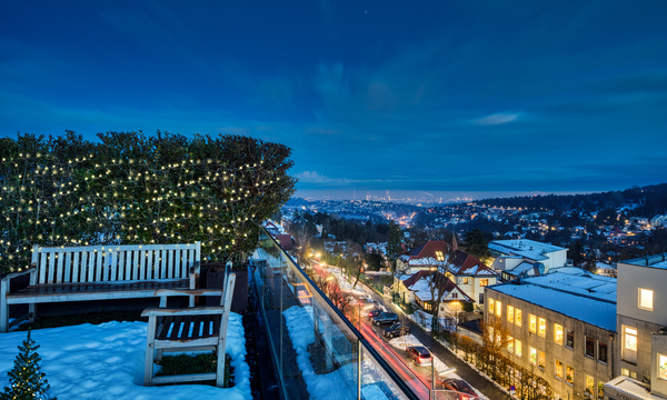 So manche Dachterrasse wird zum Jahreswechsel sogar künstlich beschneit. (Bild: Salmannsdorfer Straße in Döbling)