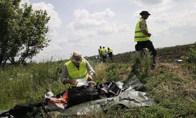 Auch fast ein Jahr nach dem Absturz, sind Ermittler in der Ostukraine mit dem Absturz der MH17-Maschine beschäftigt.