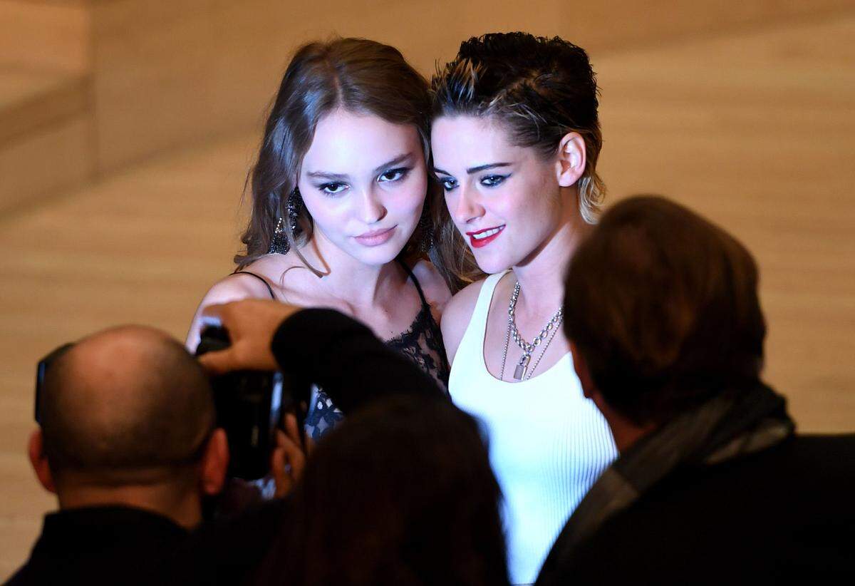 Viele Stars folgten der Einladung Chanels. So etwa Lily-Rose Depp und Kristen Stewart.