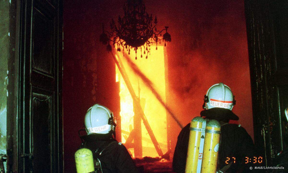 Erst gegen 6 Uhr früh ist das Feuer weitestgehend unter Kontrolle. „Brand aus“, heißt es offiziell aber erst am 28. November 1992 um 8:15 Uhr.  