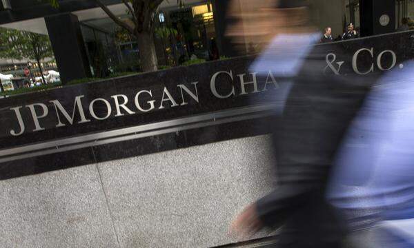 Bereits vor dem Referendum hatte JPMorgan-Chase-&amp;-Co.-Chef Jamie Dimon erklärt, dass bis zu 4000 der insgesamt 16.000 britischen Mitarbeiter nach dem Brexit auf den Kontinent verlagert werden könnten.