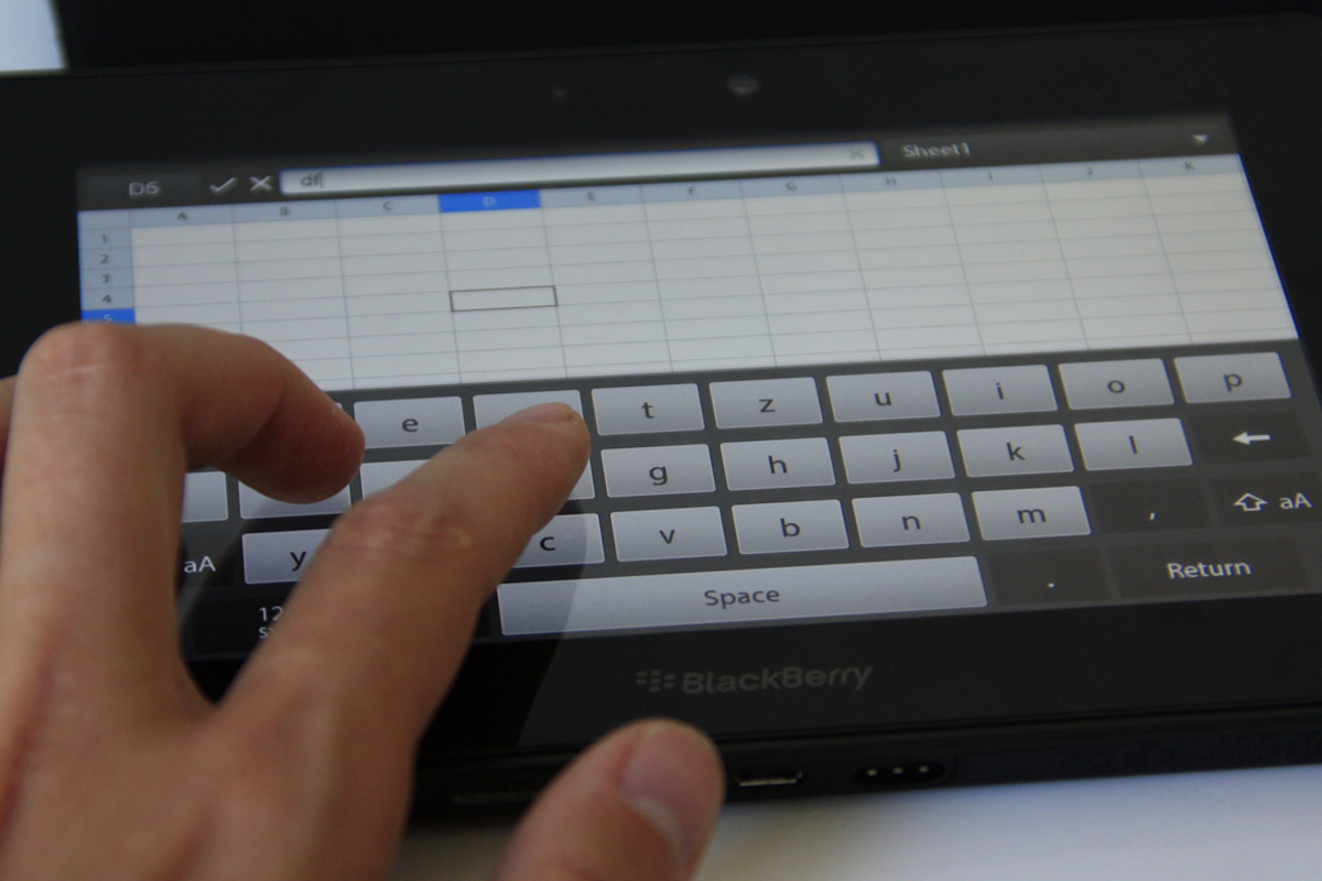 Einige praktische Apps für den beruflichen oder studentischen Alltag hat der Hersteller dann doch eingebaut. Eine Tabellenkalkulation, eine Textverarbeitung und ein Präsentationsprogramm sind vorinstalliert.
