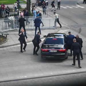 Der slowakische Ministerpräsident Robert Fico ist bei einer Schießerei nach einer Regierungssitzung verletzt worden