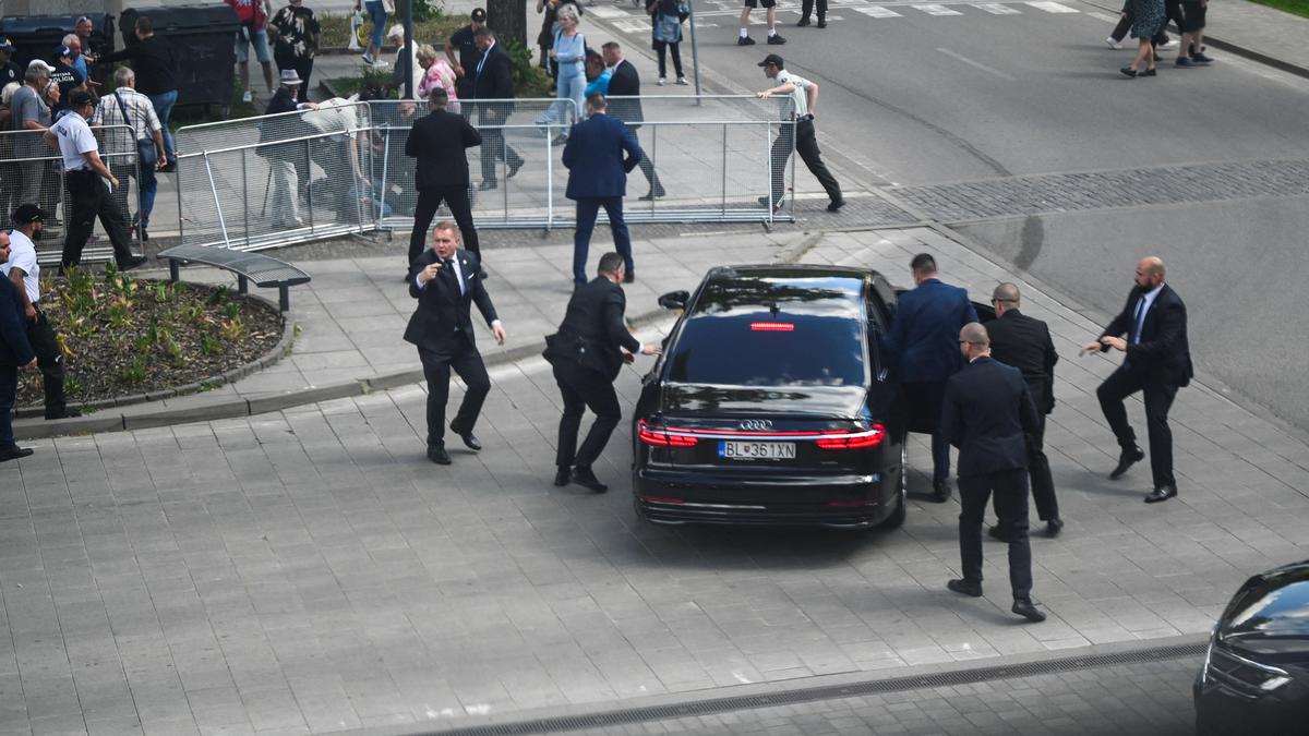 Der slowakische Ministerpräsident Robert Fico ist bei einer Schießerei nach einer Regierungssitzung verletzt worden