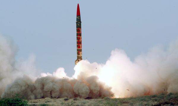 Indiens Atompläne befeuerten jene Pakistans, das dem NPT ebenso fernblieb und heimlich an der "islamischen Bombe" baute. 1998 zündete es die ersten Atombomben. Pakistans Arsenal dürfte aus bis zu 100 Stück bestehen; Träger für die nuklearen Waffen sind Flugzeuge und Raketen. Im Bild: Test einer Shaheen-1-Mittelstreckenrakete.  