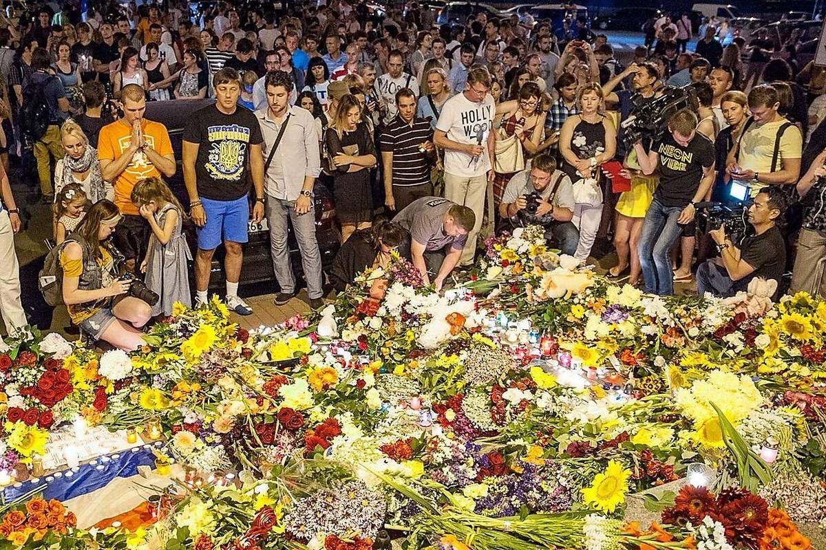 Noch in der nacht legten tausende Menschen in der ukrainischen Hauptstadt Kiew Blumen vor die Botschaft der Niederlande und zündeten Kerzen an. Ein Großteil der ums Leben gekommenen Passagiere (173) stammte aus den Niederlanden.