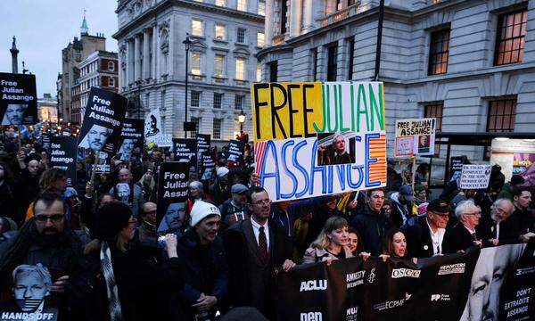 Vor dem Londoner Gerichtsgebäude Royal Courts of Justice forderten Demonstrantinnen und Demonstranten am Mittwoch erneut, Assange müsse freigelassen werden. 