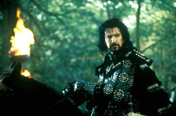 Kevin Costner soll nach den Dreharbeiten zu "Robin Hood - König der Diebe" persönlich dafür gesorgt haben, dass die Szenen mit Alan Rickman als Sheriff von Nottingham gekürzt werden. Costner wolle nicht im Schatten des Briten stehen, so munkelte man. Gelungen ist das nicht. Als Sheriff von Nottingham brillierte er.
