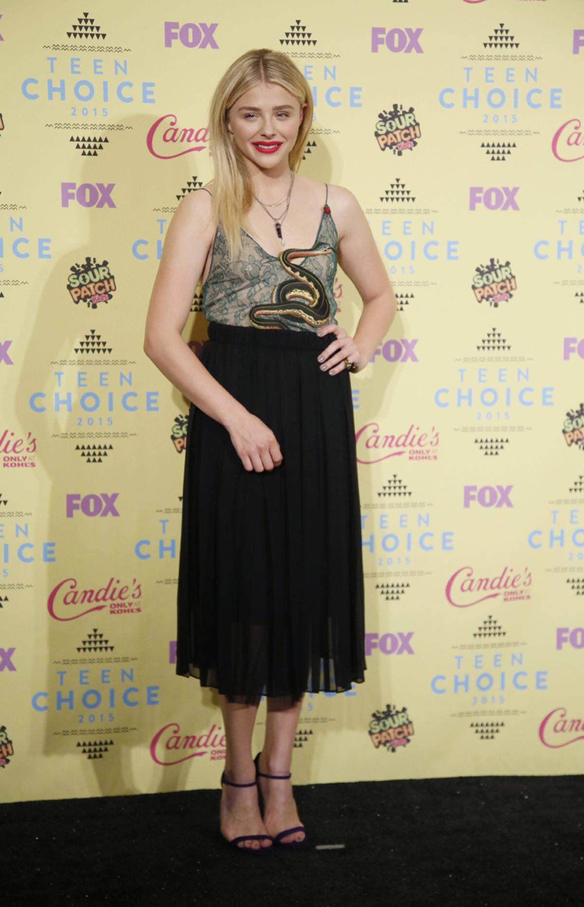 Chloe Grace Moretz lieferte mit ein bisschen zu viel Lippenstift einen großen Auftritt bei den Teen Choice Awards in einem Look von Gucci.