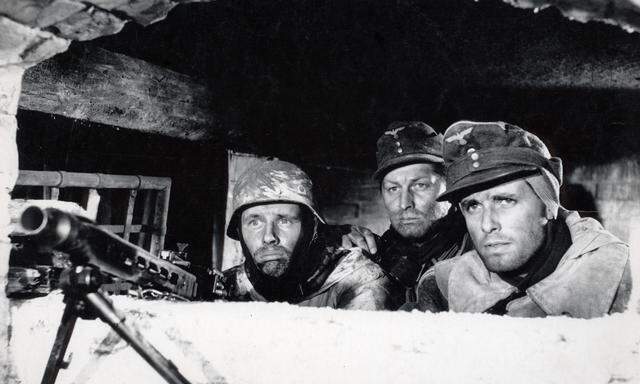 In dem Stalingrad-Film „Hunde, wollt ihr ewig leben?“ (1959) wurde mit ästhetischen Mitteln gearbeitet, wie man sie aus dem Dritten Reich kannte.