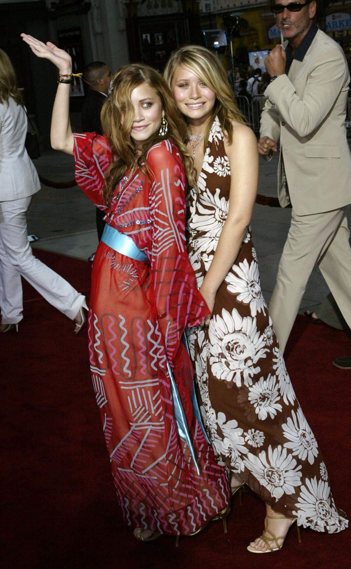Aus den Olsen Zwillingen sind ebenfalls Designerinnen geworden. Während sie 2003 in bunten Kleidern noch fröhlich in die Kamera lachten ...  