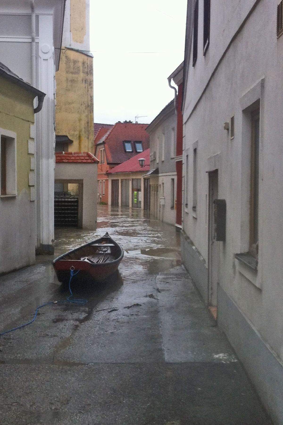 Rund 150 Häuser standen unter Wasser, an der Kirchenpforte ankerte ein Ruderboot der Feuerwehr.