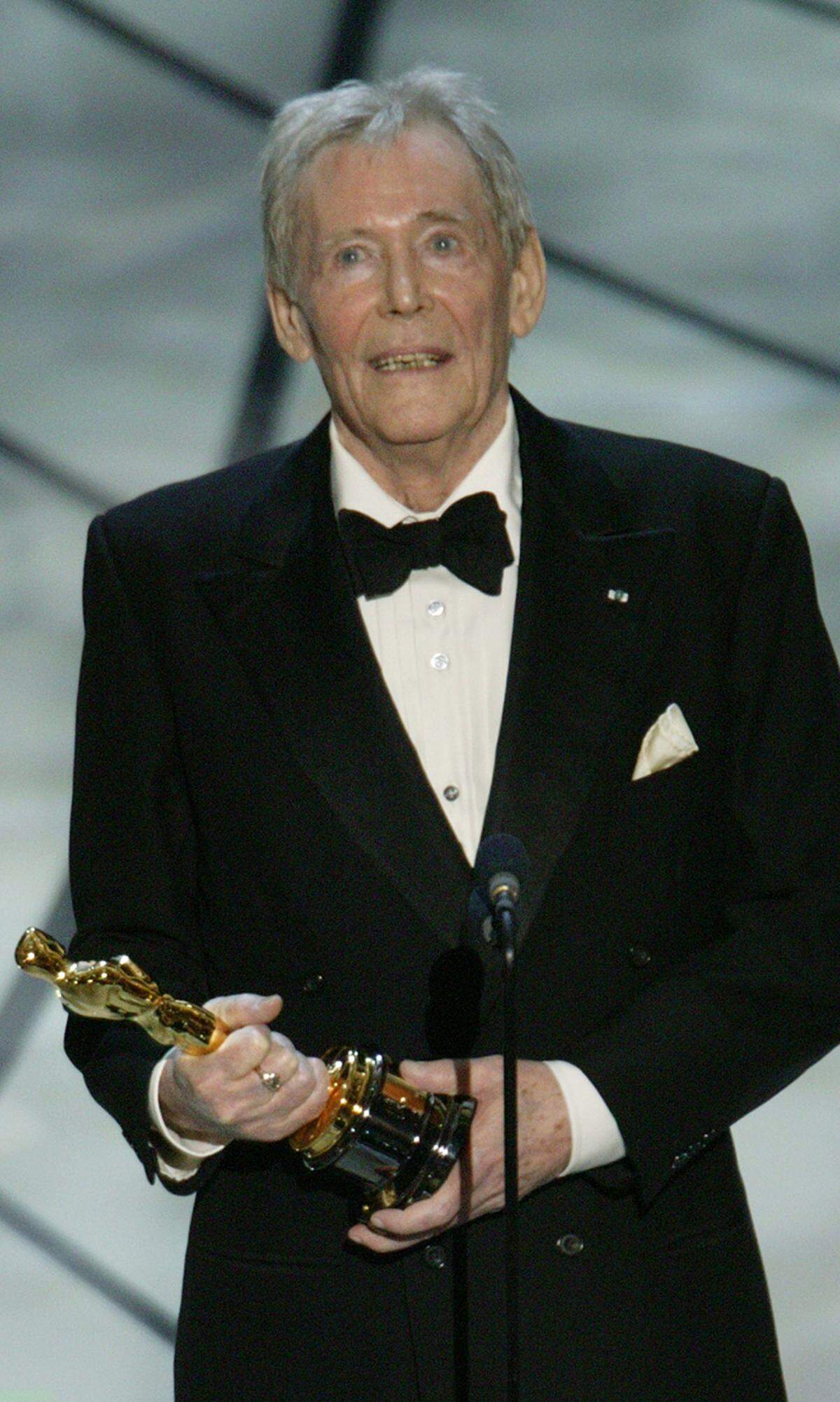 Kein Schauspieler ging so oft leer aus wie Peter O'Toole. Achtmal war er insgesamt nominiert. Erstmals griff er 1963 als "Lawrence von Arabien" nach dem goldenen Mann, ehe er 2003 den Ehrenoscar erhielt. 2007 war er für seine Rolle in "Venus" zum letzten Mal als bester Hauptdarsteller nominiert - doch das Glück war ihm nicht hold. Forest Whitaker erhielt in diesem Jahr als "Der letzte König von Schottland" den Oscar. Im Bild: Peter O'Toole mit dem Ehrenoscar 2003