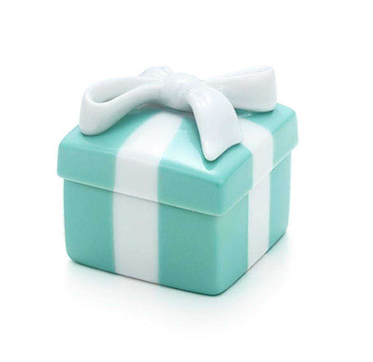 Auch wenn diese Auflistung wohl nicht für jeden Beschenkten gilt, bei diesen Geschenken sollte man aufpassen. Vorsicht ist bei kleinen Schmuckboxen geboten, in denen sich nicht - wie man vielleicht vermutet - ein Verlobungsring befindet. Je nach den Erwartungen der Beschenkten kann es dabei zu Enttäuschungen kommen. Porzellanbox von Tiffany &amp; Co.