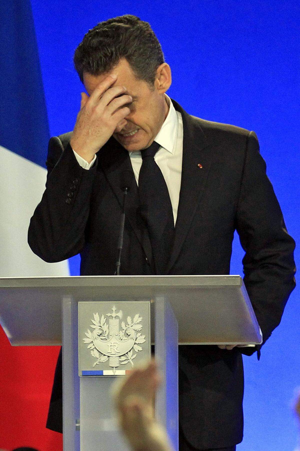 Aus für "Super-Sarko": Der Mai läutete das Ende der politischen Karriere von Nicolas Sarkozy ein. Im zweiten Wahlgang der Präsidentschaftswahlen musste sich der Franzose seinem sozialistischen Herausforderer Francois Hollande geschlagen geben. "Nach 35 Jahren in der Politik kann mein Platz nicht mehr derselbe sein", kommentierte Sarkozy knapp.