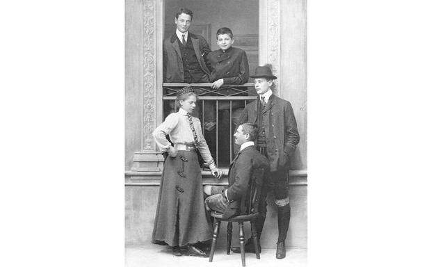 Freiin und Freiherren. Valentine, Louis, Oskar, Alphonse und Eugène von Rothschild um 1910.