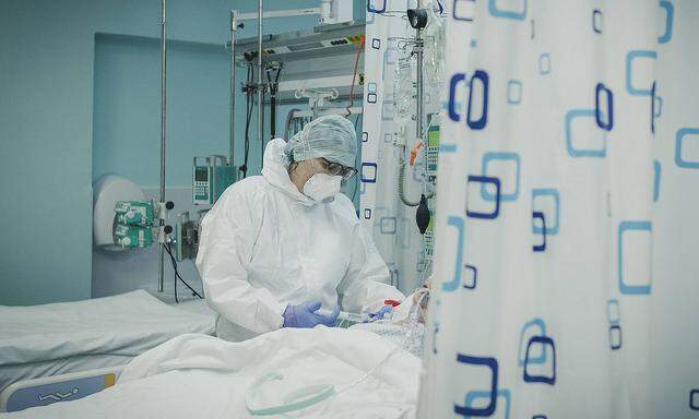 Symbolbild: Behandlung eines Covid-19-Patienten im Krankenhaus.