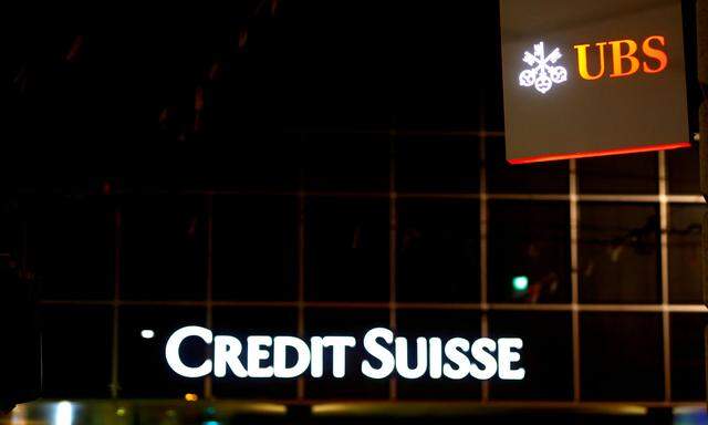 Die Logos der Schweizer Banken UBS und Credit Suisse in Basel.