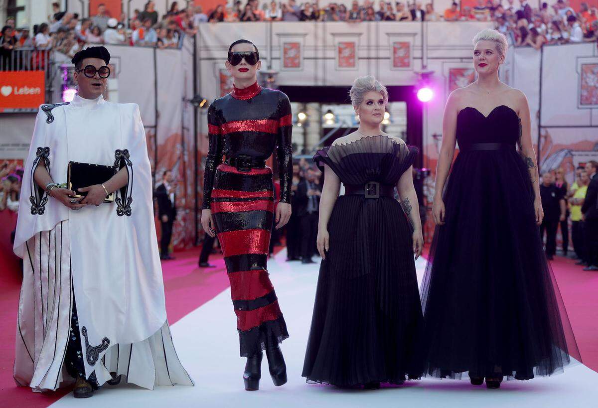 Yasmine Petty, Kelly Osbourne und Betty Who bei ihrem Auftritt im Blitzlichtgewitter.