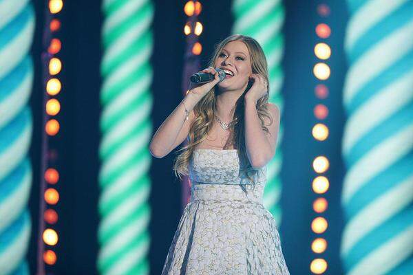 Da auch eine Prise Eurovision Song Contest beim "Amadeus" nicht fehlen darf, gab Österreichs diesjährige Teilnehmerin Zoe ihren Titel "Loin d'ici" zum Besten - inmitten einer zuckerlbunt animierten Bühnendeko.