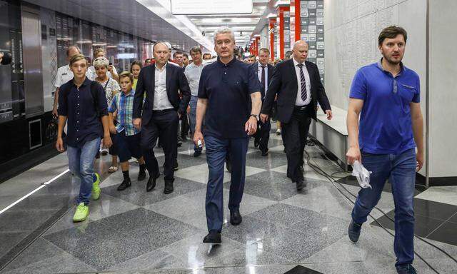 Wieder eine neue U-Bahn-Station eröffnet: Moskaus Bürgermeister, Sergej Sobjanin (Mitte), eilt vor dem 9. September von Baustelle zu Baustelle.