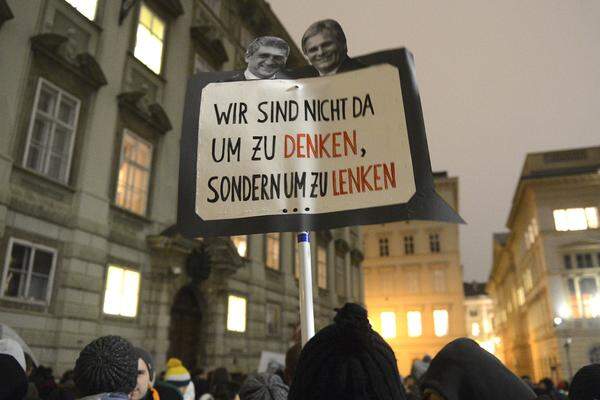 Die Studenten drohen in Wien mit Protesten vor dem künftigen Wirtschafts- und Wissenschaftsministerium. „In Zukunft gehen wir eben zum Stubenring“, kündigten die Studenten an. "Vielleicht werden sie es noch bereuen, die Ministerien zusammengelegt zu haben."