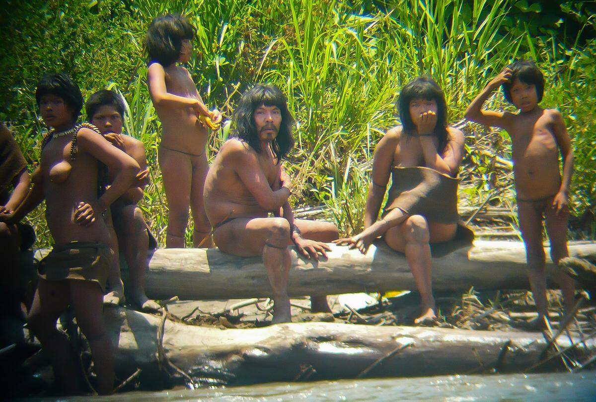 Manche Stämme sind untereinander auch verfeindet, andere wiederum haben sich von ihrem "Mutterstamm" abgespaltet und eigene Kolonien gegründet - oder haben sich der Zivilisation angeschlossen. Dieses Bild zeigt die "Mashco Prio" in Peru.