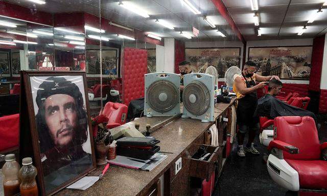 Unter dem wachsamen Blick der Revolutionsikone Che Guevara. Bei den Kubanern wächst der Widerstand gegen das Regime.