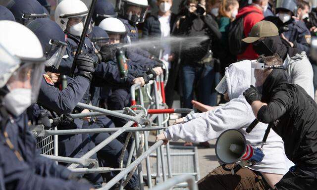 Die Polizei setzte Pfefferspray gegen die Demonstranten ein, als diese versuchten, eine Straßensperre zu durchbrechen.