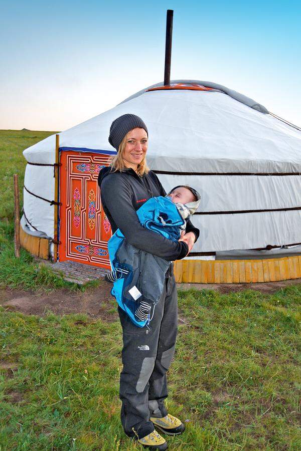 Levi schläft gut verpackt, die Temperaturen in der mongolischen Steppe können tief unter den Gefrierpunkt sinken.