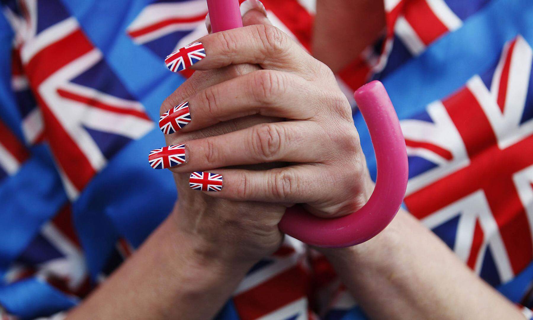 Eine Frau mit der britischen Flagge auf den Fingernägeln.