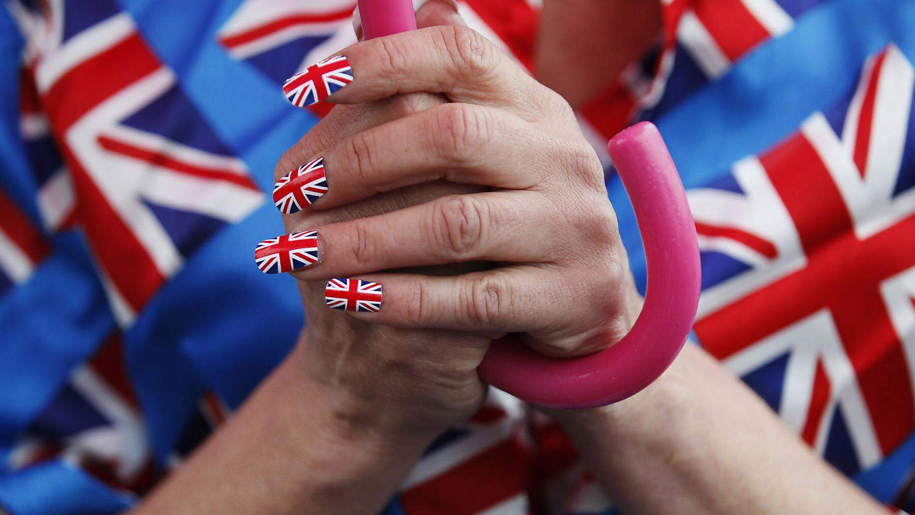 Eine Frau mit der britischen Flagge auf den Fingernägeln.