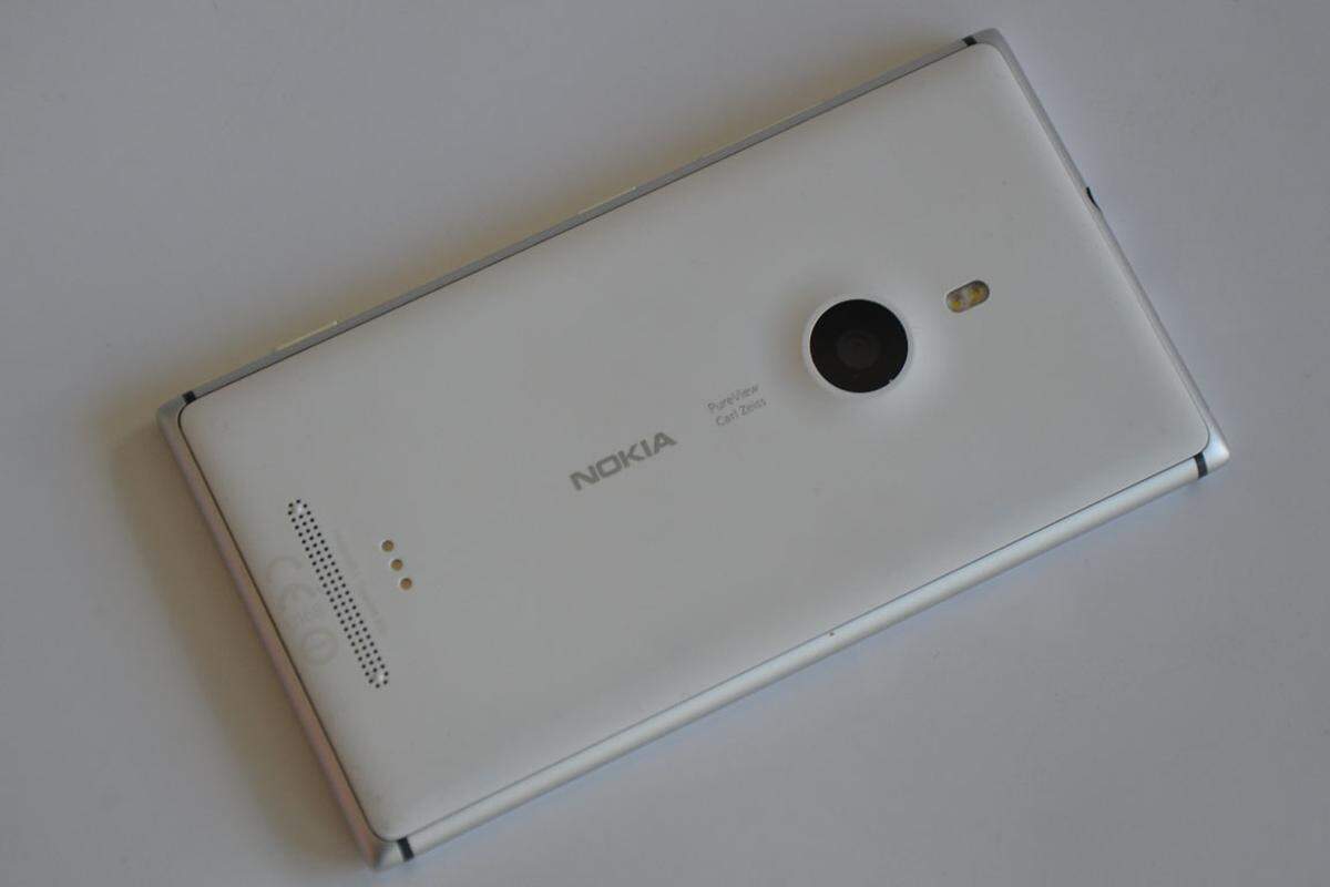 Das Design des 925ers unterscheidet sich stark vom eher klobigen Vorgänger. Es ist das erste Nokia-Smartphone mit Aluminium-Gehäuse. Die Rückenabdeckung besteht aus griffigem, matten Kunststoff und ist in drei Farben (weiß, schwarz, grau) erhältlich. Auch wenn es so wirkt: Die Abdeckung lässt sich nicht entfernen, der Akku ist fest verbaut.