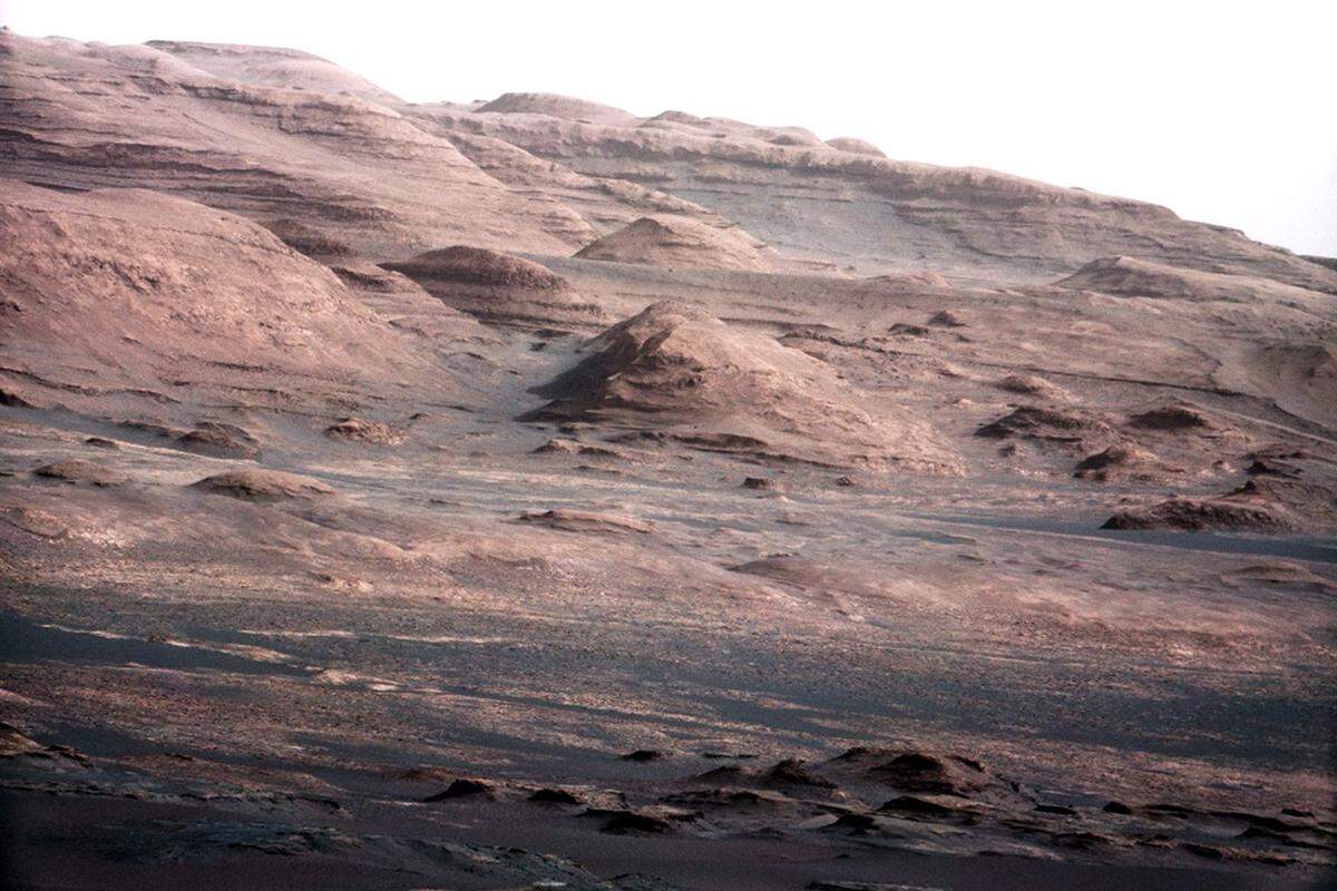 Am Fuß des Berges, der wohl aus Sedimentgestein besteht, soll Curiosity (der Roboter landete am 6. August) den Boden analysieren, insbesondere auf organische Materialien hin.