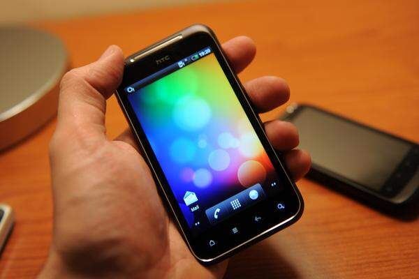 Ein weiteres Android-Gerät ist das Incredible S. Sein Vorgänger war nur in den USA vertreten, dieses Gerät soll aber auch in Europa vertreten sein. Mit vier Zoll Durchmesser besitzt es den größten Touchscreen der neuen Geräte. Auf diesem Prototypen wurde die Oberfläche HTC Sense noch nicht aufgespielt.