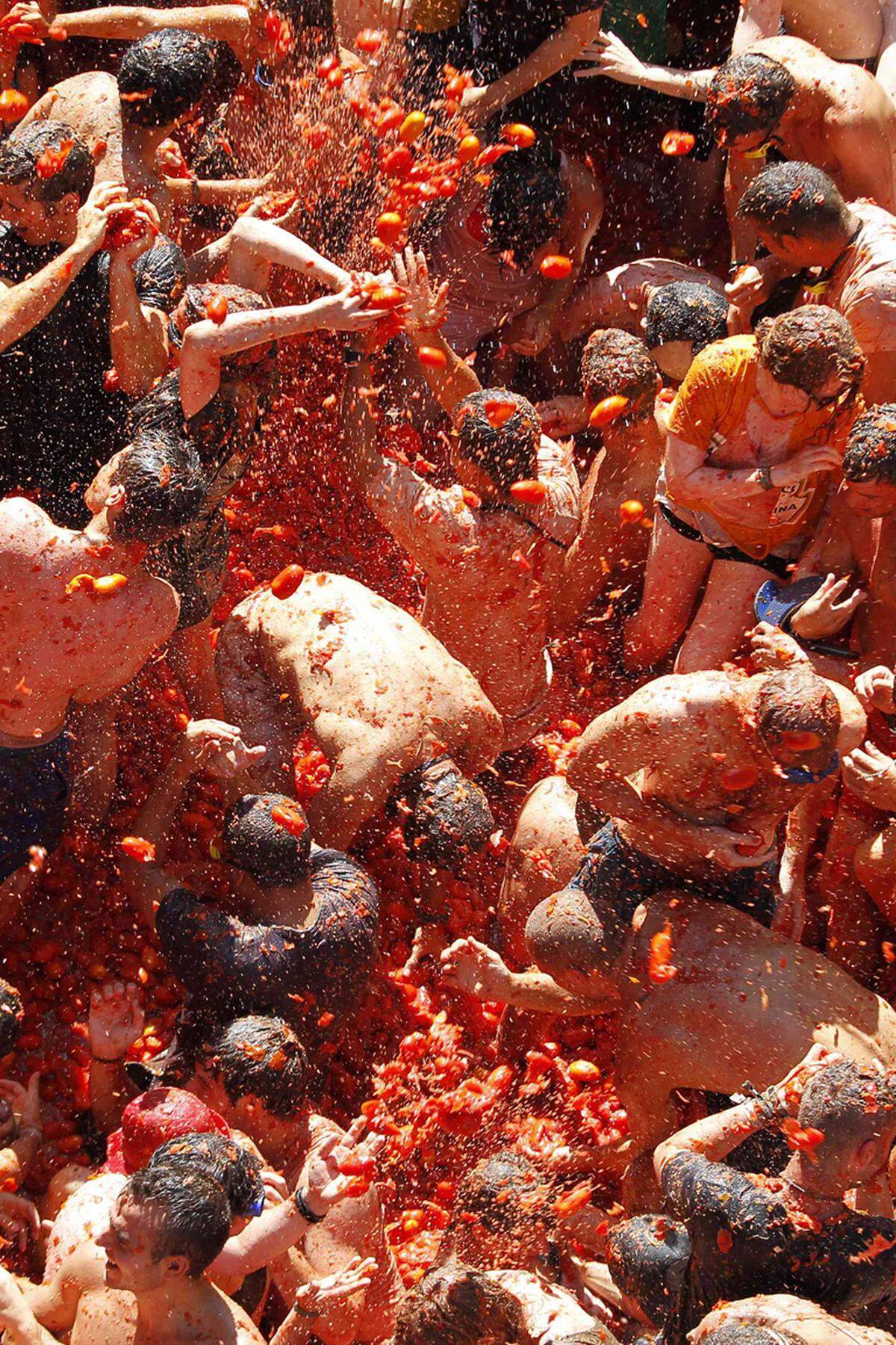 Bei der alljährlichen Tomatenschlacht bewarfen sich am Mittwoch mehr als 40.000 Menschen auf der zentralen Plaza Mayor gegenseitig mit den roten Früchten.