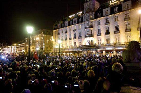 In Oslo ist es Tradition, den Friedensnobelpreisträger mit Fackeln zu huldigen. Die Huldigung gab es auch bei Obama, es kamen sogar über 20.000 Menschen...