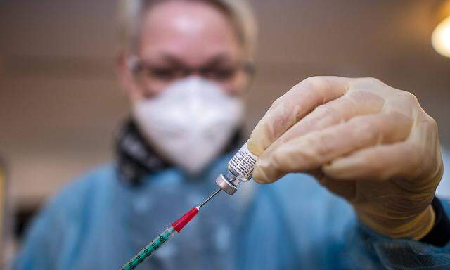 Corona-Schutzimpfung in einem Seniorenheim Eine Arzthelferin zieht eine Spritze mit dem Corona-Impfstoff von BioNTech P