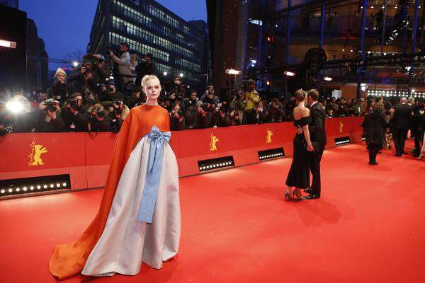 Elle Fanning kam zur Premiere von "Isle of Dogs", dem Eröffnungsabend der 68. Berlinale, in Valentino Couture. Das Kleid zitiert passend zu den laufenden Olympischen Spielen die koreanische Tracht Hanbok.