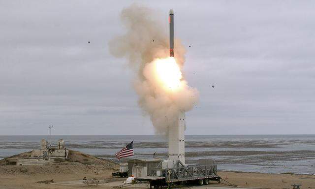 Die USA feuerten eine bodengestützte Rakete in Kalifornien ab, die weiter als 500 Kilometer flog.