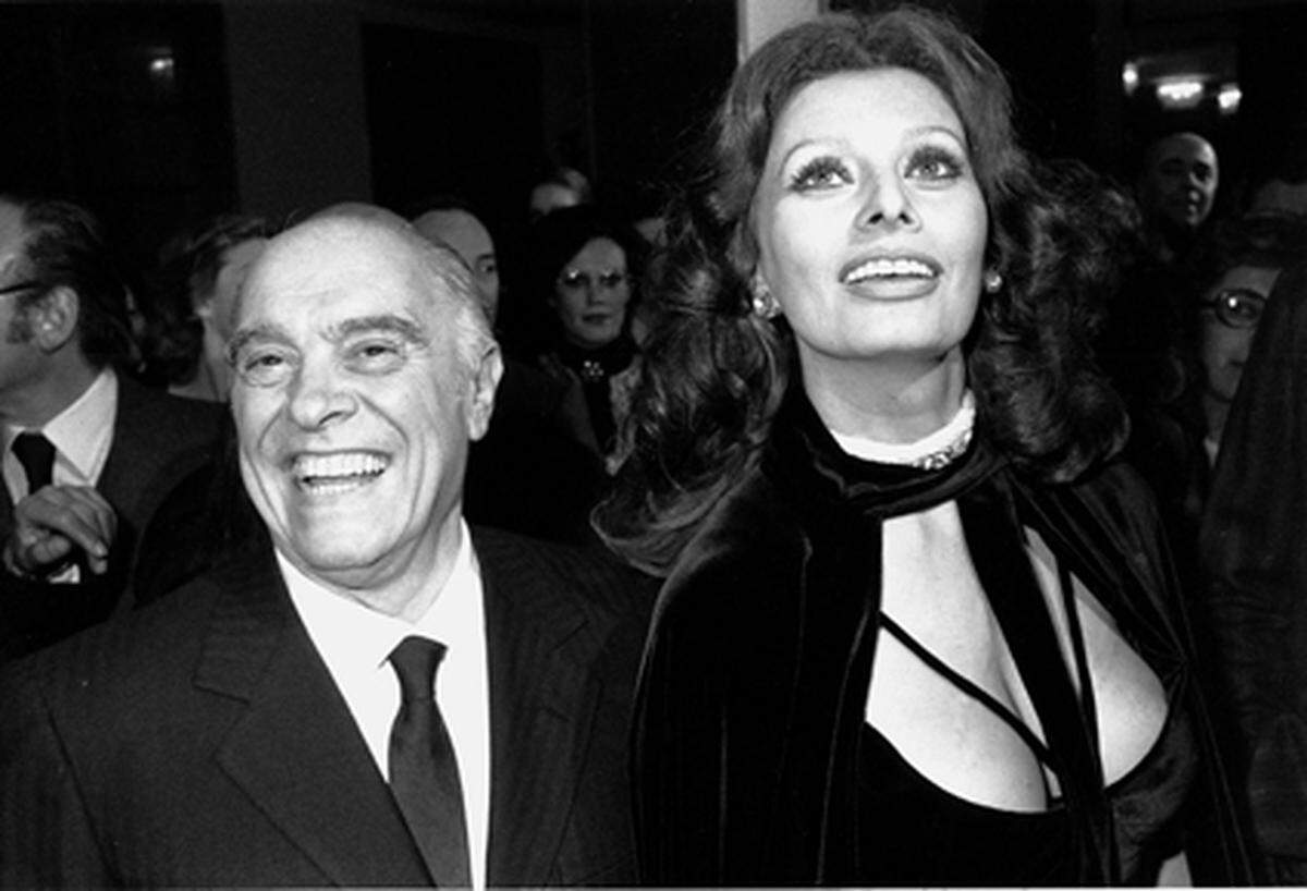 Zuerst ließ sich Ponti in Mexiko von seiner ersten Frau scheiden, dann tauschte er am 17. September 1957 mit Sophia Loren die Ringe. Im Bild: Loren und Ponti im Jahr 1976