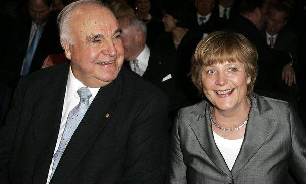 Der Kanzler folgt dem Rat, was Merkel schließlich den Spitznamen „Kohls Mädchen“ einbringt. 1991 wird Merkel Frauenministerin, drei Jahre später wechselt sie ins Umweltressort. Ihr Zug zur Macht führt Merkel schließlich nach der Schlappe für die CDU bei der Wahl 1998 ins Herz der Partei, dem Generalsekretariat. Im April 2000 übernimmt sie den CDU-Parteivorsitz.