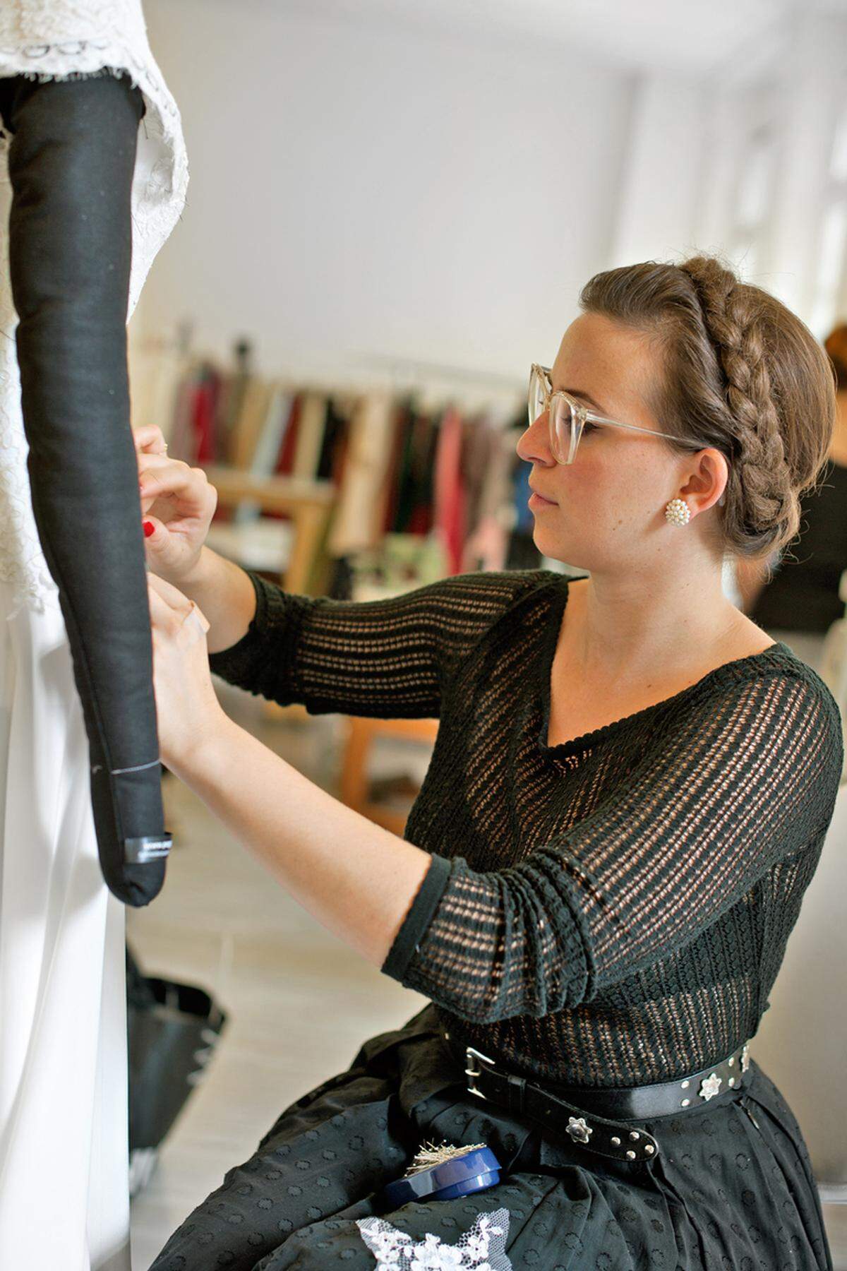 Lena Hoschek legt selbst Hand an, besonders gern bei Hochzeitskleidern.