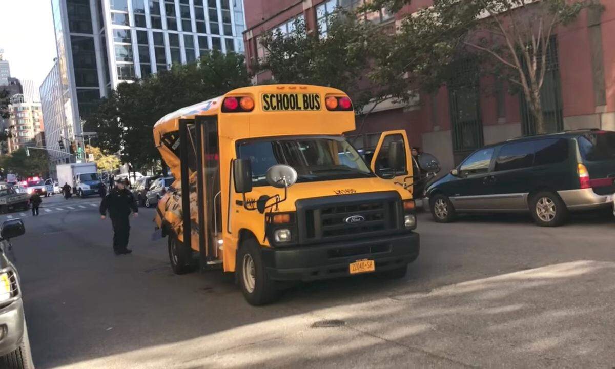 Das Fahrzeug stieß letztlich mit einem Schulbus zusammen. Dabei wurden zwei Kinder und zwei Erwachsene verletzt.