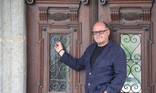 August Schmölzer vor dem Tor des historischen Stieglerhaus, das er mit neuem Leben füllen will.