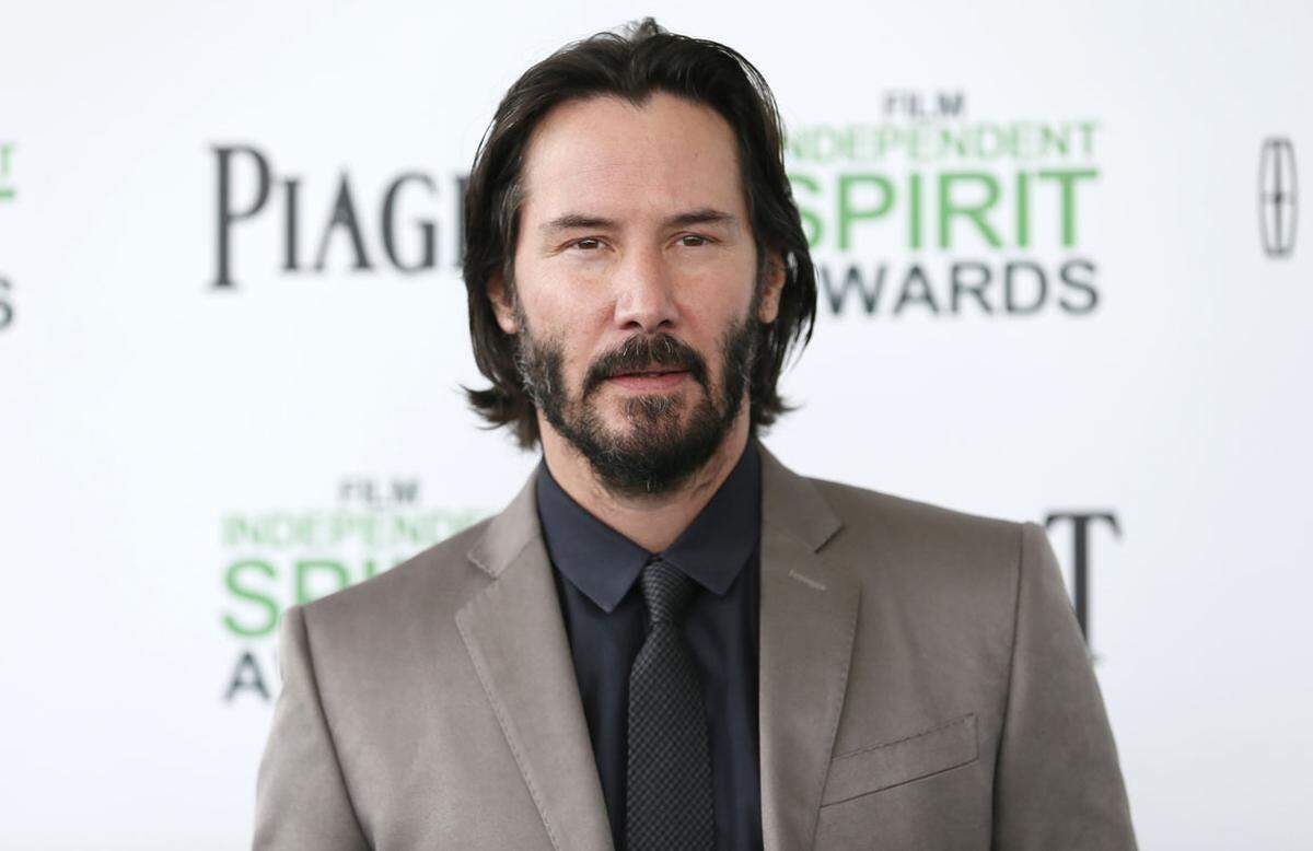 Nur wenige Schönheitschirurgen haben eine Ausbildung für Gesichtshaartransplantationen. Bei dem Eingriff werden Haarwurzeln vom Kopf oder auch von der Brust ins Gesicht verlegt. Schauspieler Keanu Reeves scheint mit seinem Bartwuchs keine Probleme zu haben.