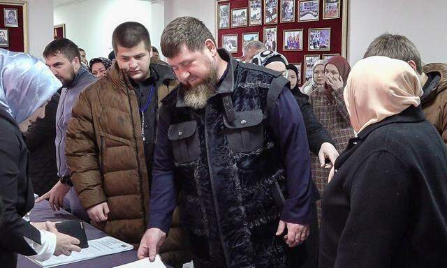 Tschetscheniens Machthaber Kadyrow bei der Abgabe seiner Stimme bei der russischen Präsidentschaftswahl am 16. März.